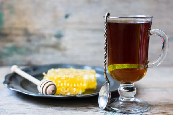 Ett glas te med citron och honung — Stockfoto