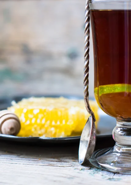 Vaso de té con limón y miel — Foto de Stock