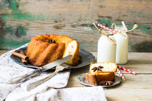 Christmas cake with decorations — Stock Photo, Image