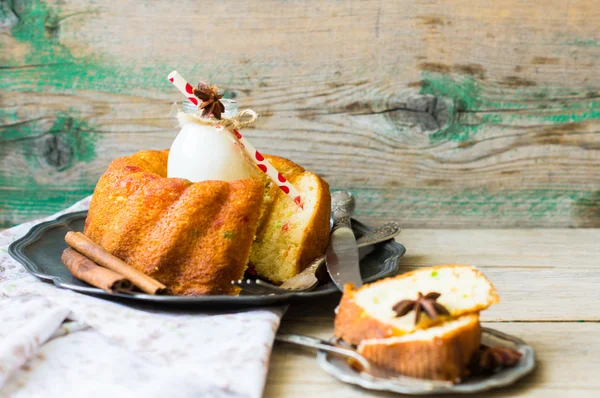 Pastel de Navidad con decoraciones —  Fotos de Stock