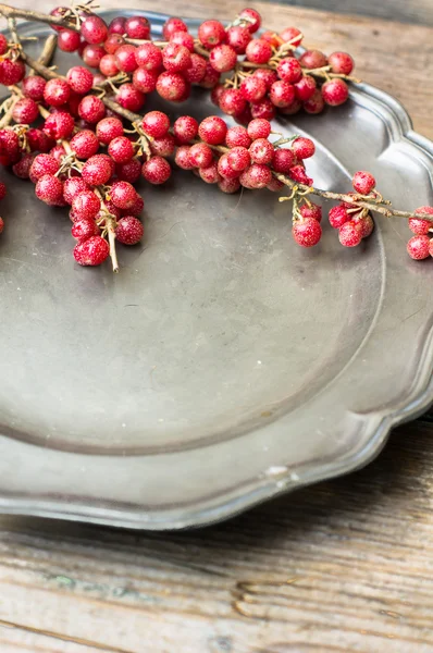 Bayas de Goji en plato vintage —  Fotos de Stock