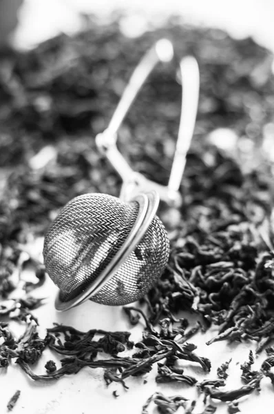 Черный чай листья на деревенском фоне — стоковое фото