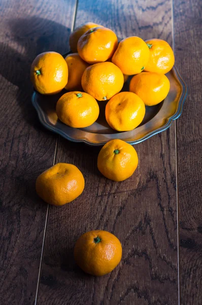 Rijp mandarijnen op rustieke tafel — Stockfoto