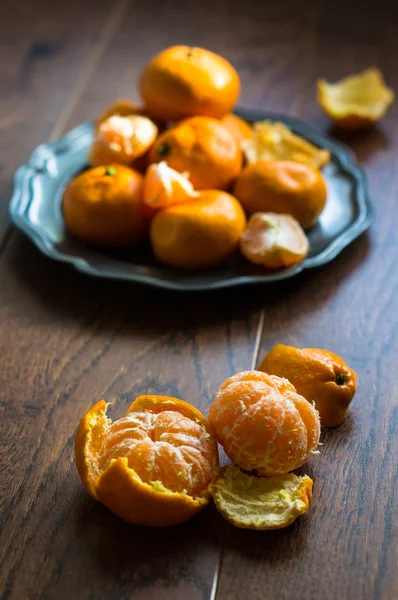 Спелые мандарины на деревенском столе — стоковое фото