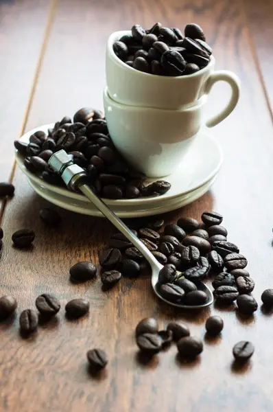 Chicchi di caffè nella tazza — Foto Stock