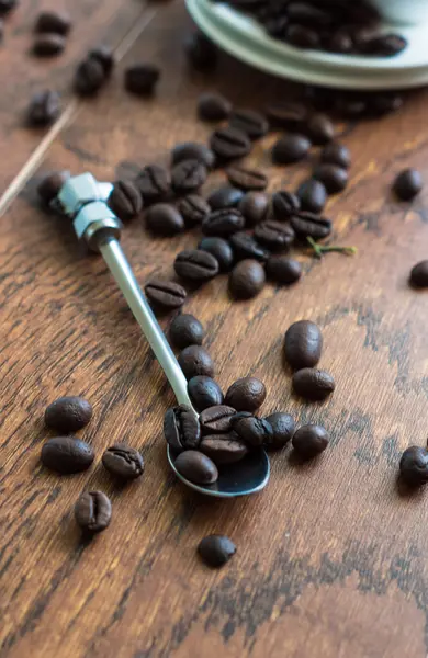 Chicchi di caffè nella tazza — Foto Stock