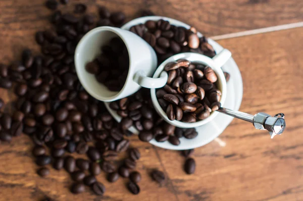 Granos de café en la taza —  Fotos de Stock