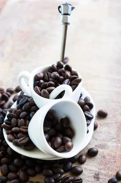 Chicchi di caffè nella tazza — Foto Stock