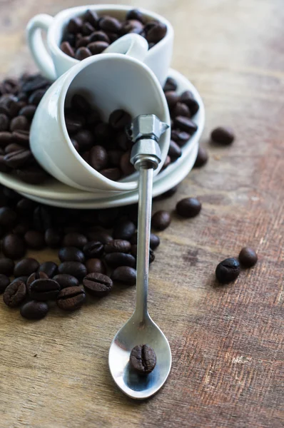 Koffie bonen in de mok — Stockfoto