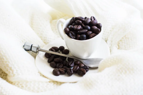 Grãos de café na caneca — Fotografia de Stock