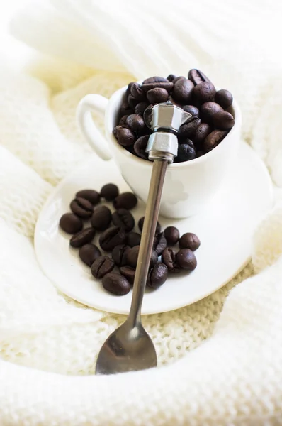 Chicchi di caffè nella tazza — Foto Stock