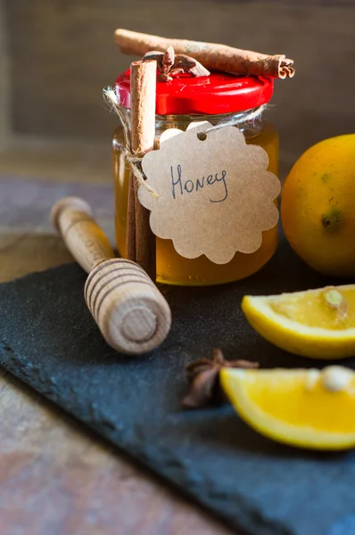Honig und Limetten — Stockfoto