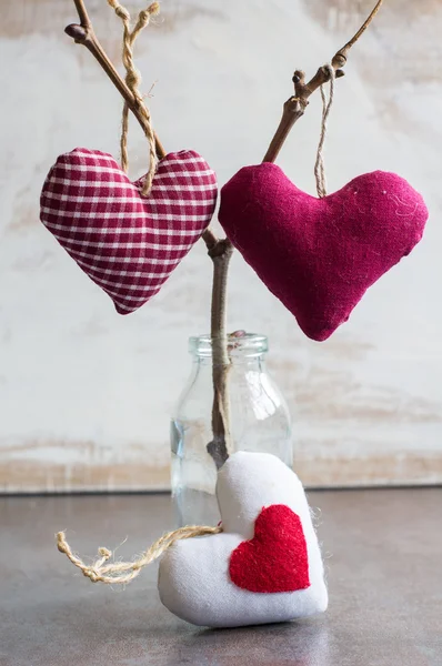 Corazones en la rama del árbol —  Fotos de Stock