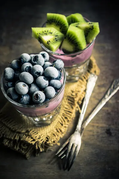 Healthy breakast with berries — Stock Photo, Image