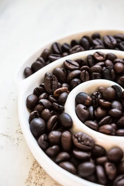 Kávová zrna na rustikální pozadí — Stock fotografie