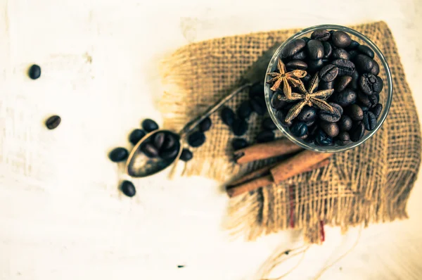 Кофейные зерна на деревенском фоне — стоковое фото