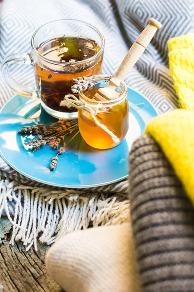 Glass of tea and honey — Stock Photo, Image