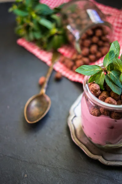 Desayuno saludable con hojuelas de chocolate — Foto de Stock