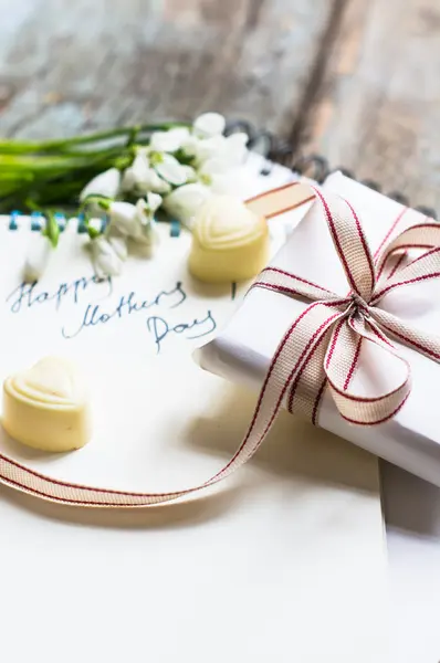 Present box and flowers — Stock Photo, Image