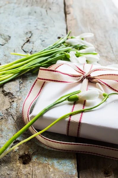 Caja de regalo y flores —  Fotos de Stock