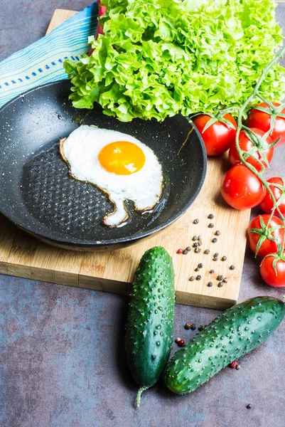 Desayuno con huevo frito y verduras — Foto de Stock