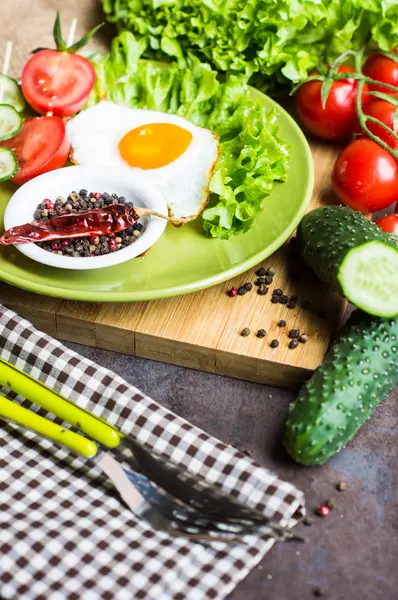 Desayuno con huevo frito y verduras — Foto de Stock