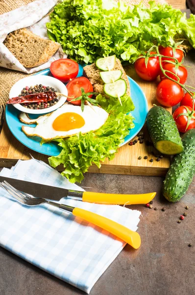 Desayuno con huevo frito y verduras — Foto de Stock