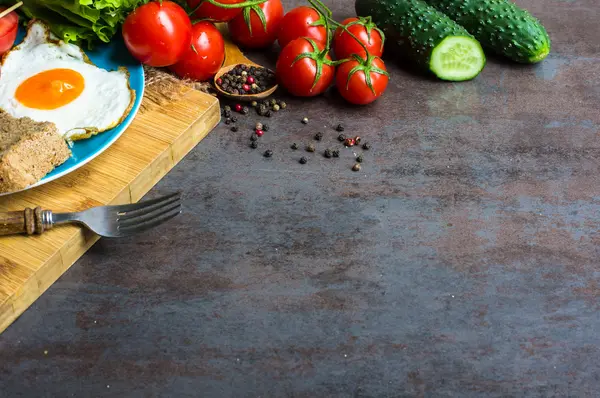 Desayuno con huevo frito y verduras — Foto de Stock