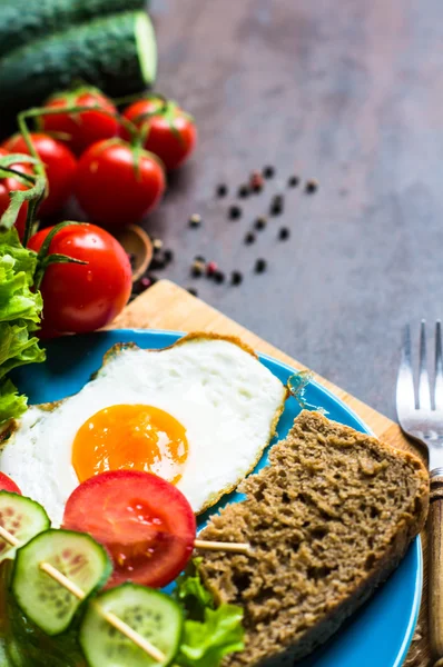 Desayuno con huevo frito y verduras — Foto de Stock