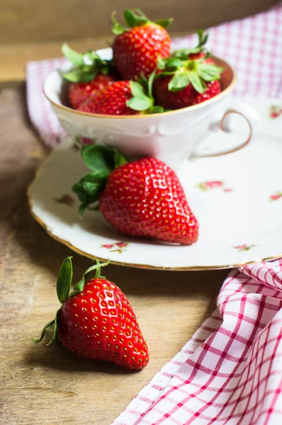 Färska jordgubbar på rustika bakgrund — Stockfoto
