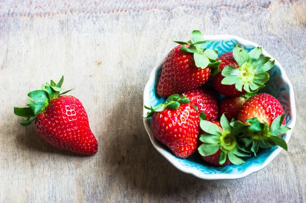 Fresas frescas sobre fondo rústico —  Fotos de Stock