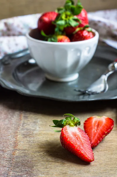 Färska jordgubbar på rustika bakgrund — Stockfoto