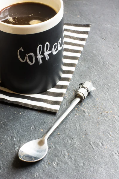 Xícara de café e guardanapo despojado — Fotografia de Stock