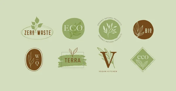 Colección de delicados logotipos e iconos dibujados a mano de alimentos ecológicos, productos frescos y naturales de granja, recogida de elementos para el mercado alimentario, promoción de productos ecológicos, vida sana y calidad superior — Vector de stock