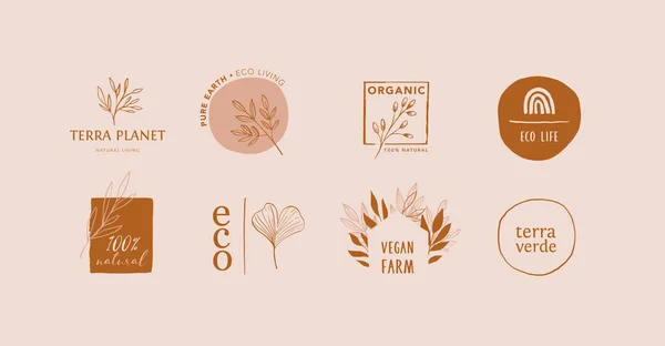 Colección de delicados logotipos e iconos dibujados a mano de alimentos ecológicos, productos frescos y naturales de granja, recogida de elementos para el mercado alimentario, promoción de productos ecológicos, vida sana y calidad superior — Vector de stock