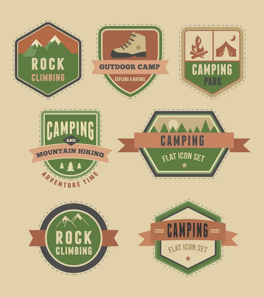 Randonnée pédestre, badges de camp - ensemble d'icônes et d'éléments — Image vectorielle