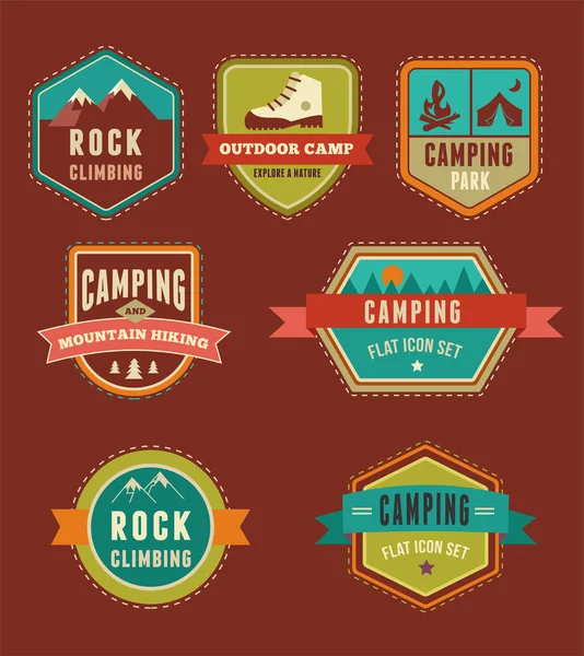 Senderismo, insignias de campamento - conjunto de iconos y elementos — Vector de stock