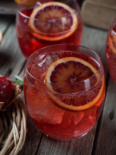 Bloed sinaasappel en granaatappel cocktails — Stockfoto