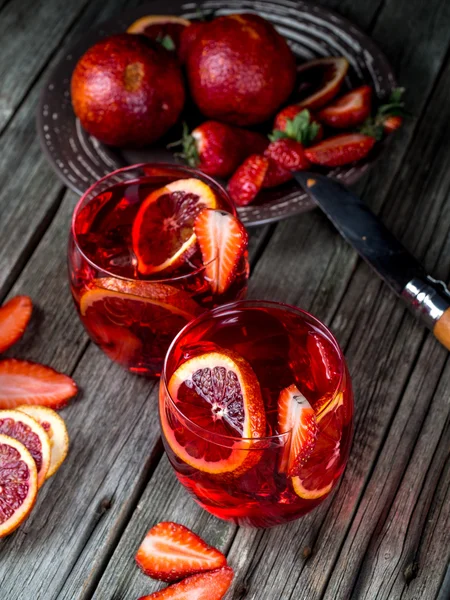 Bloed oranje aardbei rum punch — Stockfoto