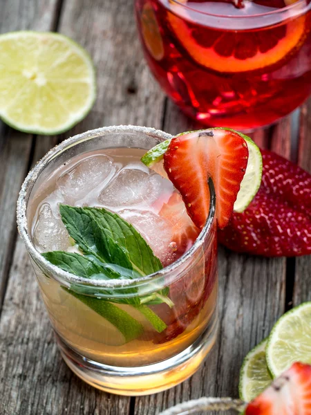 Strawberry mojito cocktail — Stockfoto