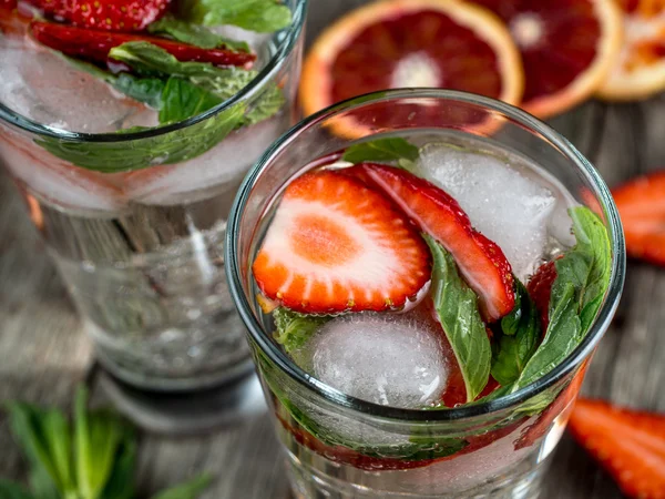 Strawberry mint cocktails — Stockfoto