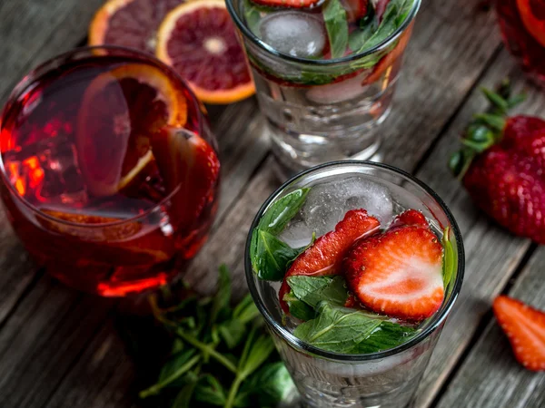 Aardbeien munt cocktails — Stockfoto