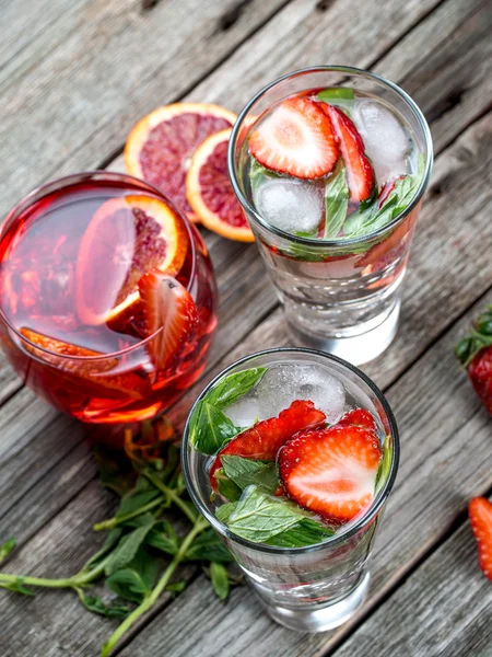 Strawberry mint cocktails — Stockfoto