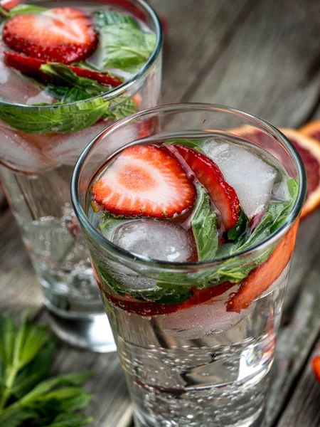 Strawberry mint cocktails — Stockfoto