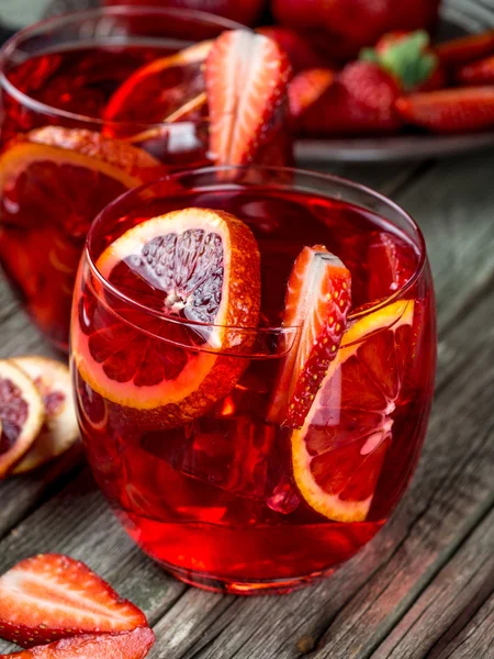 Bloed oranje aardbei rum punch — Stockfoto