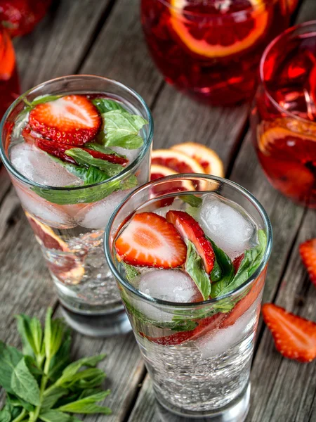 Aardbeien munt cocktails — Stockfoto