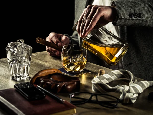 Pít whisky v noci — Stock fotografie