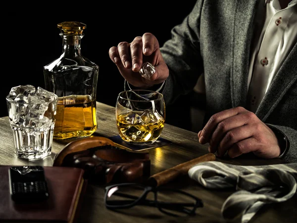 Het drinken van whisky 's nachts — Stockfoto