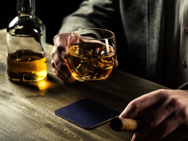 Het drinken van whisky 's nachts — Stockfoto