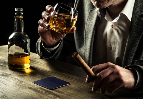 Dricka whisky på natten — Stockfoto